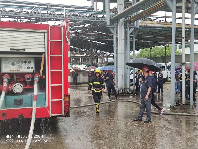 公司安環(huán)處組織開展危險(xiǎn)化學(xué)品泄漏綜合演練2.jpg 公司安環(huán)處組織開展危險(xiǎn)化學(xué)品泄漏綜合演練2.jpg